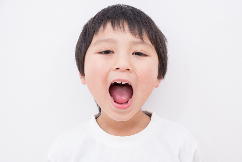 子どもが口を開けている様子