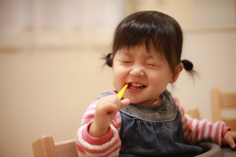 子どもが歯磨きをしている様子