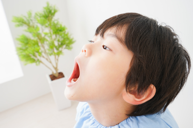 子どもが検診を受けている様子